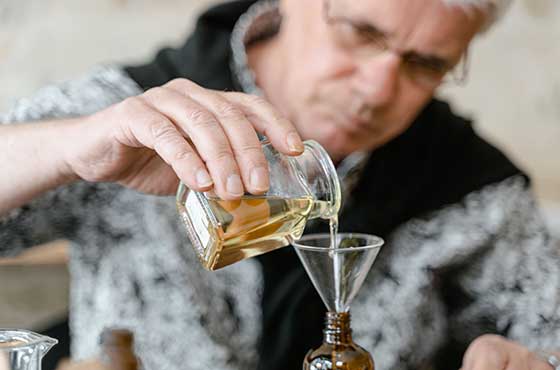 essential oil pouring